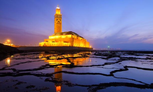 la-mosquee-hassan-ii-au-coucher-du-soleil-a-casablanca-maroc